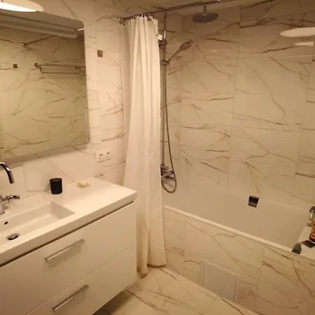 4-bedrooms Luxury Very Close To Lift 아파트 반스코
