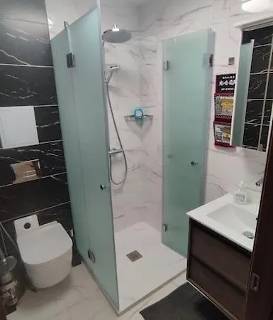 4-bedrooms Luxury Very Close To Lift 아파트 반스코
