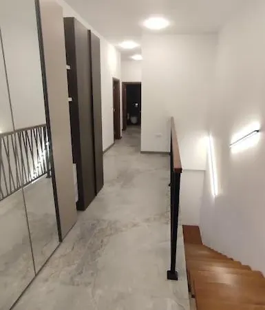 4-bedrooms Luxury Very Close To Lift 아파트 *