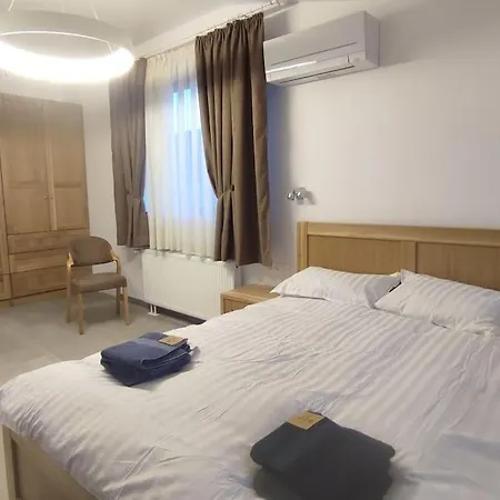 4-bedrooms Luxury Very Close To Lift * 반스코