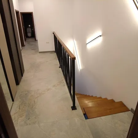 4-bedrooms Luxury Very Close To Lift 아파트 반스코