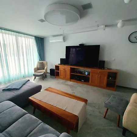 4-bedrooms Luxury Very Close To Lift *