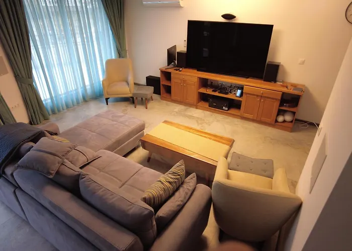 4-bedrooms Luxury Very Close To Lift Апартамент *