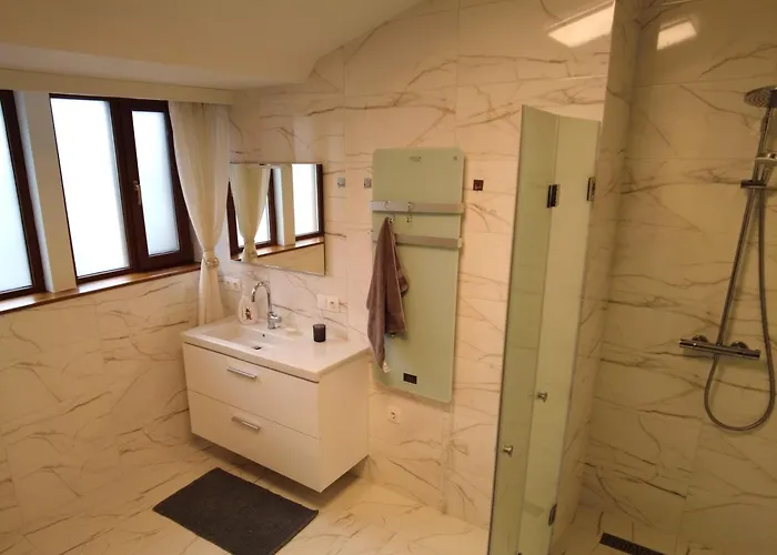 4-bedrooms Luxury Very Close To Lift Апартамент