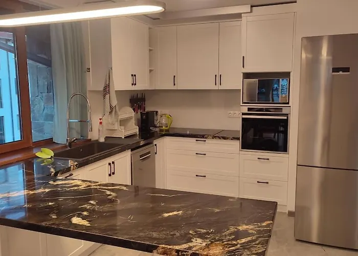 4-bedrooms Luxury Very Close To Lift Апартамент