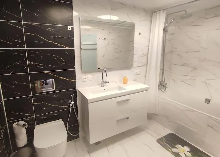 4-bedrooms Luxury Very Close To Lift Апартамент *